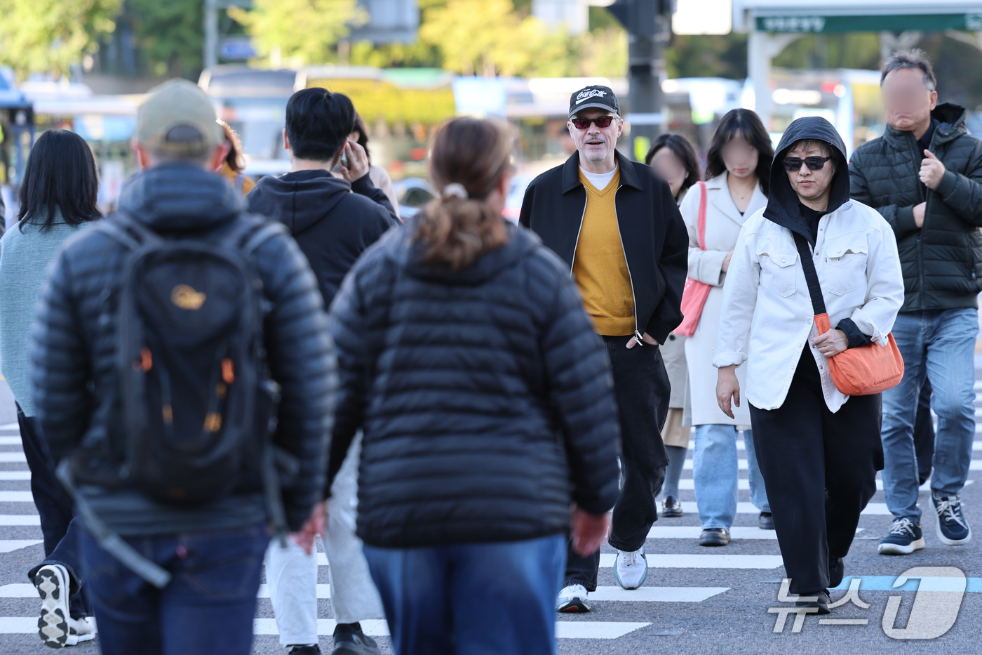 (서울=뉴스1) 안은나 기자 = 서울 아침 5도로 기온이 큰 폭으로 떨어진 22일 오전 서울 종로구 광화문 네거리에서 패딩을 입은 외국인 관광객들이 발걸음을 옮기고 있다. 2026 …