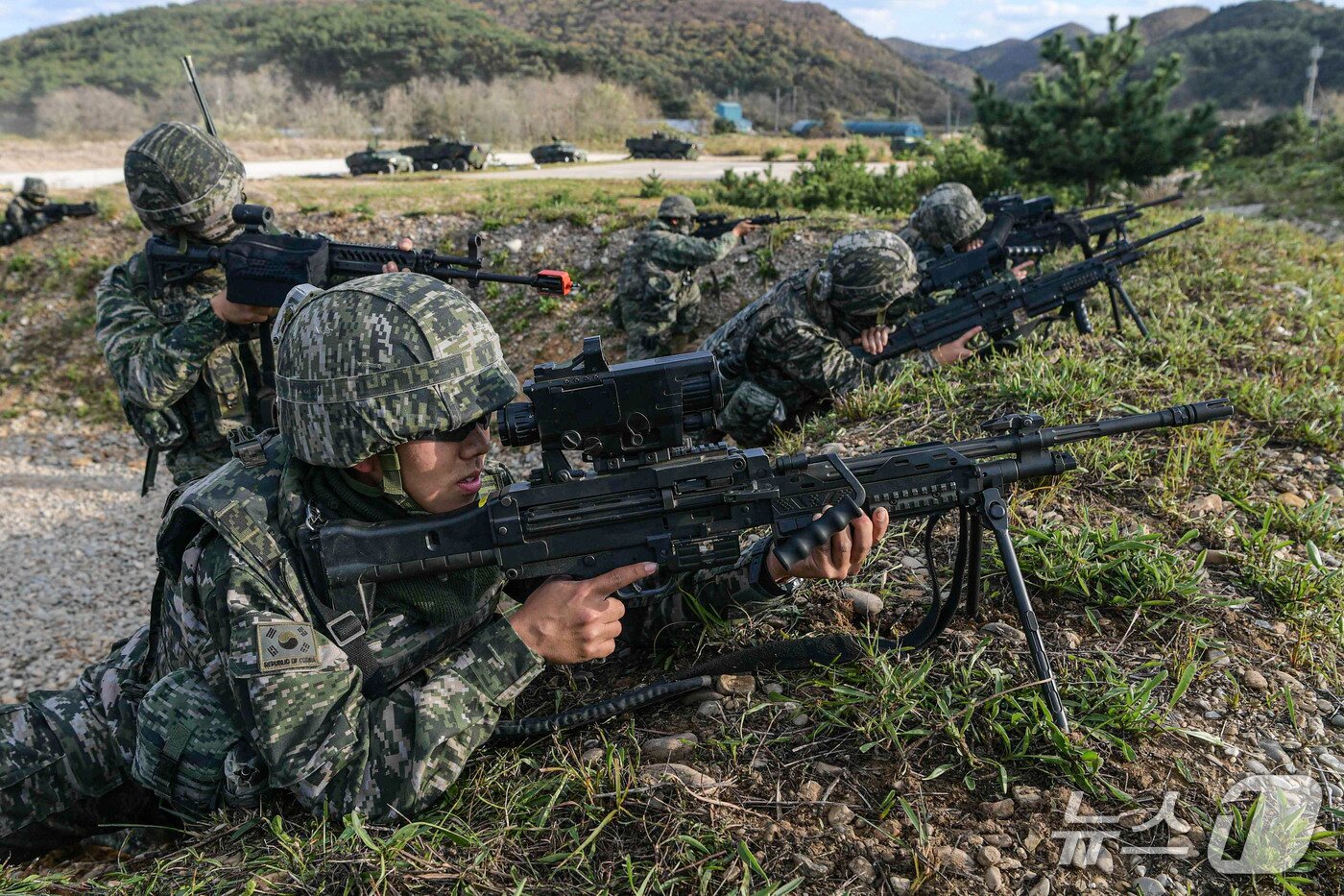본문 이미지 - 해병대사령부·서북도서방위사령부는 지난 19일부터 백령도, 연평도 등 서북도서 일대에서 합동작전 수행 능력을 향상하기 위한 '2026년 후반기 합동 도서방어훈련'을 하고 있다고 22일 밝혔다. 지난 21일 해병대 신속기동부대 장병들이 백령도 일대에서 방어작전을 실시하고 있다. (해병대사령부 제공. 재판매 및 DB 금지) 2026.10.22 ⓒ 뉴스1