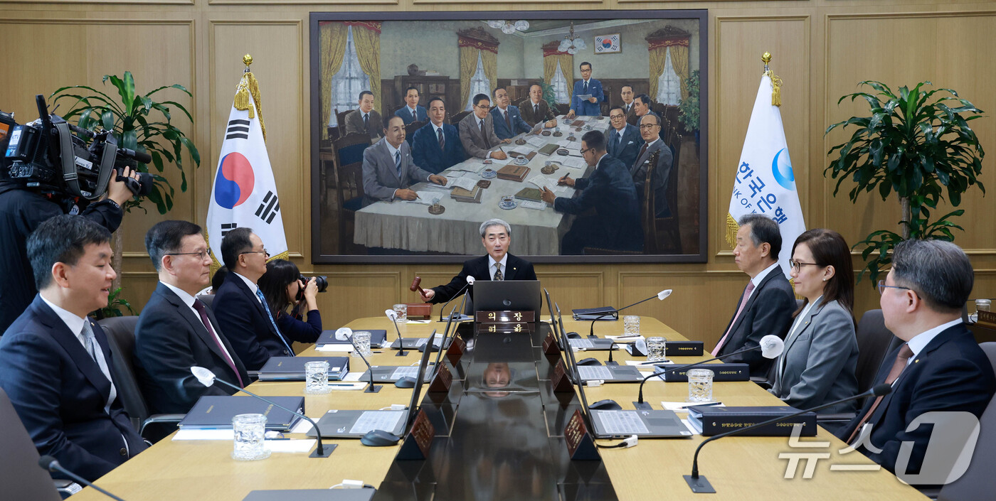 (서울=뉴스1) 사진공동취재단 = 신현송 한국은행 총재가 22일 서울 중구 한국은행에서 열린 금융통화위원회 회의에서 의사봉을 두드리고 있다. 2026.10.22/뉴스1