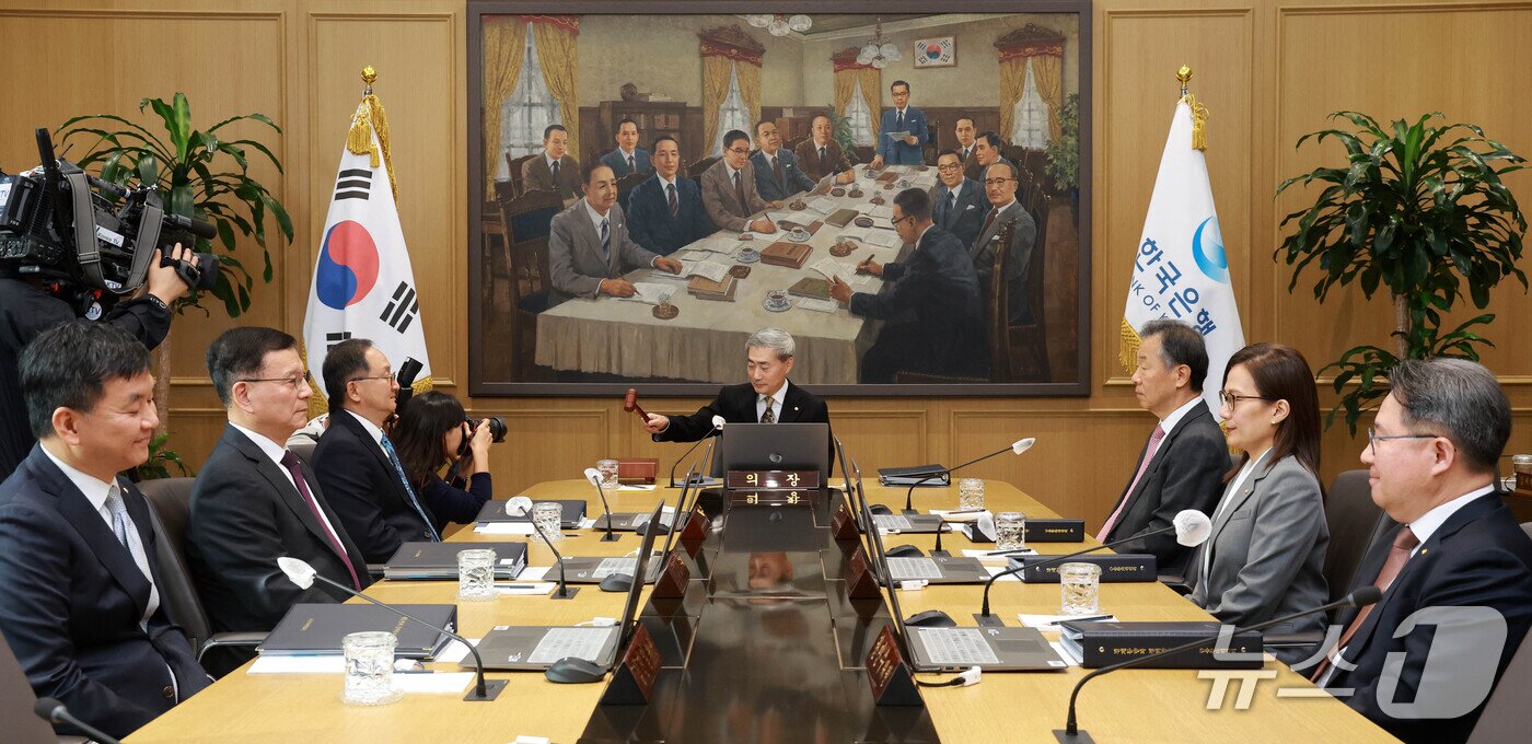 본문 이미지 - 신현송 한국은행 총재가 22일 서울 중구 한국은행에서 열린 금융통화위원회 회의에서 의사봉을 두드리고 있다. 2026.10.22 ⓒ 뉴스1 사진공동취재단