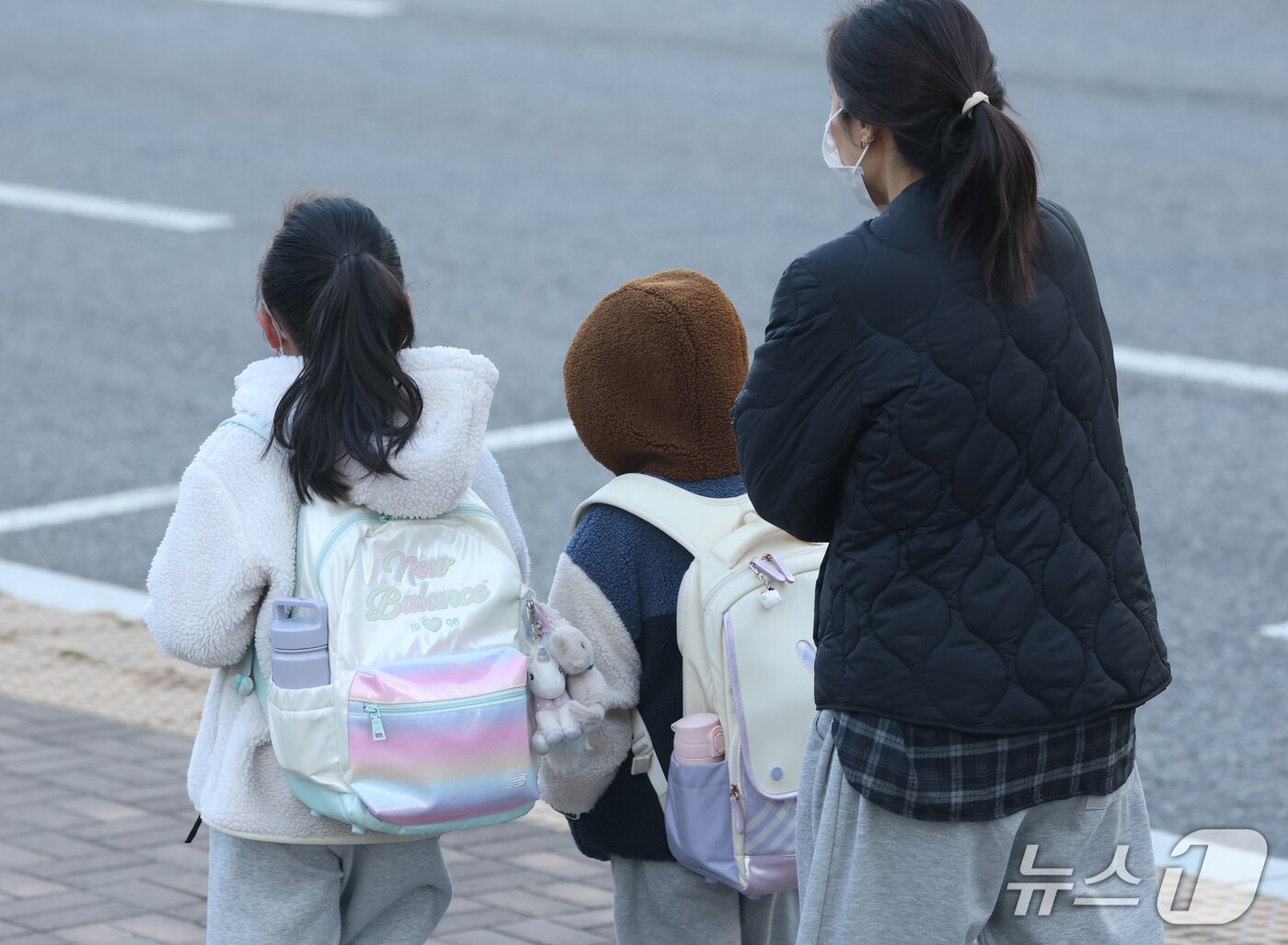 본문 이미지 - 경기도 일부 지역 아침 최저기온이 올가을 들어 처음으로 영하권으로 떨어지며 초겨울 수준의 날씨를 보인 22일 오전 경기 화성시의 한 초등학교 앞에서 학생들이 두터운 외투를 입고 등교를 하고 있다. 2026.10.22 ⓒ 뉴스1 김영운 기자