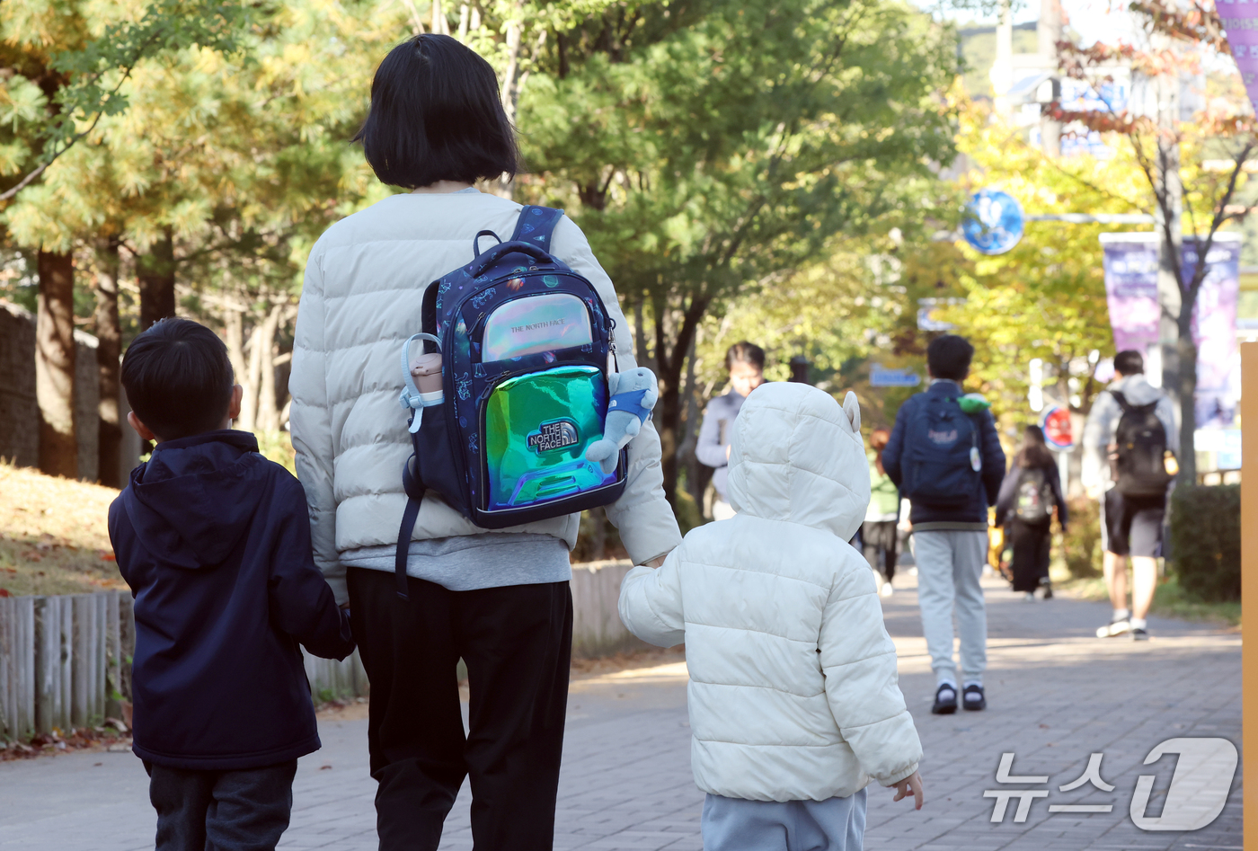 (화성=뉴스1) 김영운 기자 = 경기도 일부 지역 아침 최저기온이 올가을 들어 처음으로 영하권으로 떨어지며 초겨울 수준의 날씨를 보인 22일 오전 경기 화성시의 한 초등학교 앞에서 …