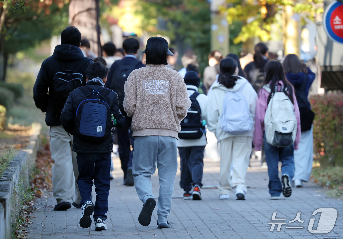(화성=뉴스1) 김영운 기자 = 경기도 일부 지역 아침 최저기온이 올가을 들어 처음으로 영하권으로 떨어지며 초겨울 수준의 날씨를 보인 22일 오전 경기 화성시의 한 초등학교 앞에서 …