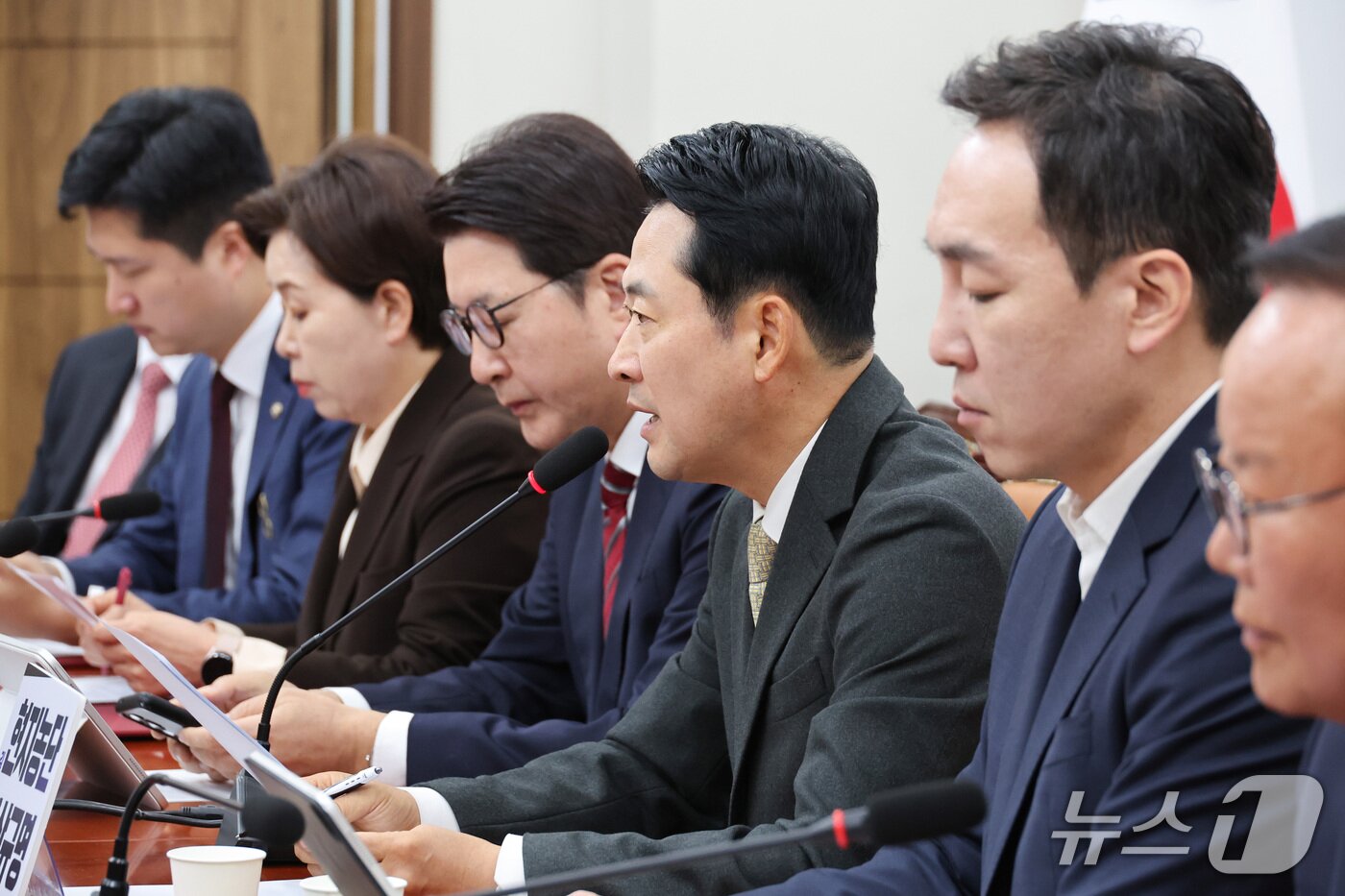 본문 이미지 - 장동혁 국민의힘 대표가 지난 22일 서울 여의도 국회에서 열린 최고위원회의에서 발언하고 있다. 2026.10.22 ⓒ 뉴스1 신웅수 기자