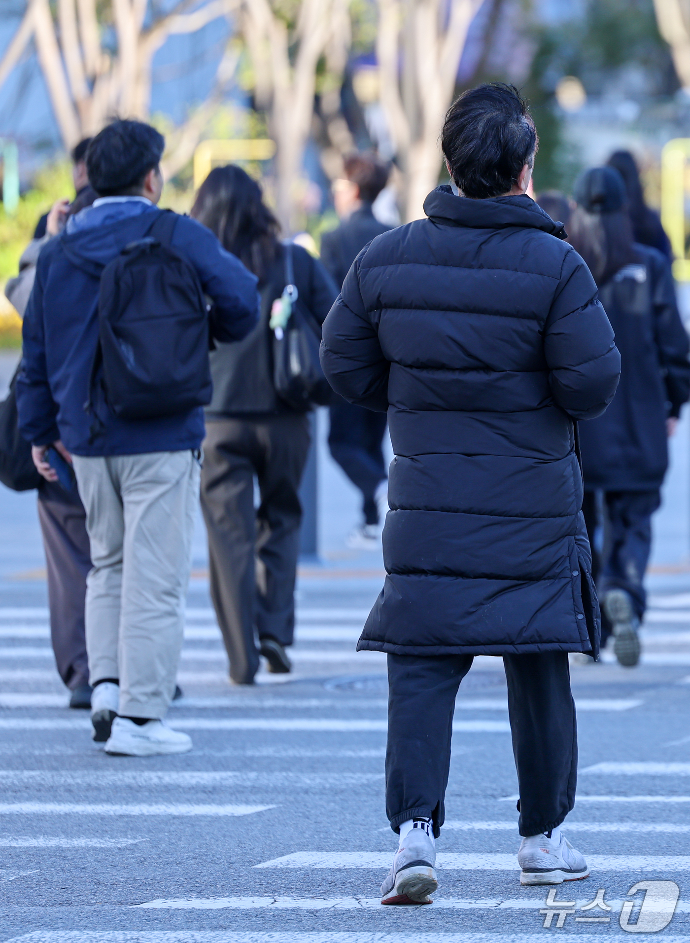 (서울=뉴스1) 안은나 기자 = 서울 아침 5도로 기온이 큰 폭으로 떨어진 22일 오전 서울 종로구 광화문 네거리에서 롱패딩을 입은 시민이 발걸음을 옮기고 있다. 2026.10.2 …
