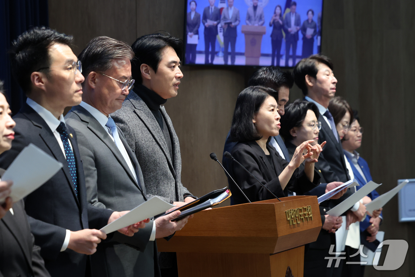 (서울=뉴스1) 황기선 기자 = 국회 과학기술정보방송통신위원회 소속 범여권 의원들이 22일 오전 서울 여의도 국회 소통관에서 헌법재판소의 이진숙 국민의힘 의원 ‘자기 사건 감사’ …
