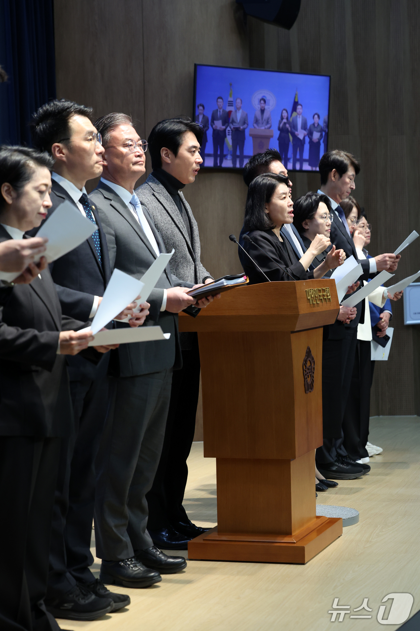 (서울=뉴스1) 황기선 기자 = 국회 과학기술정보방송통신위원회 소속 범여권 의원들이 22일 오전 서울 여의도 국회 소통관에서 헌법재판소의 이진숙 국민의힘 의원 ‘자기 사건 감사’ …
