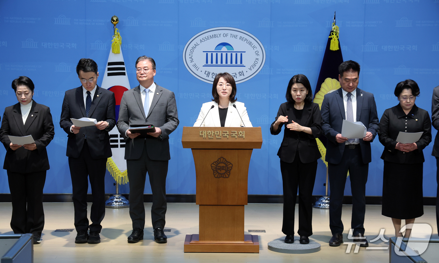 (서울=뉴스1) 황기선 기자 = 국회 과학기술정보방송통신위원회 소속 범여권 의원들이 22일 오전 서울 여의도 국회 소통관에서 헌법재판소의 이진숙 국민의힘 의원 ‘자기 사건 감사’ …