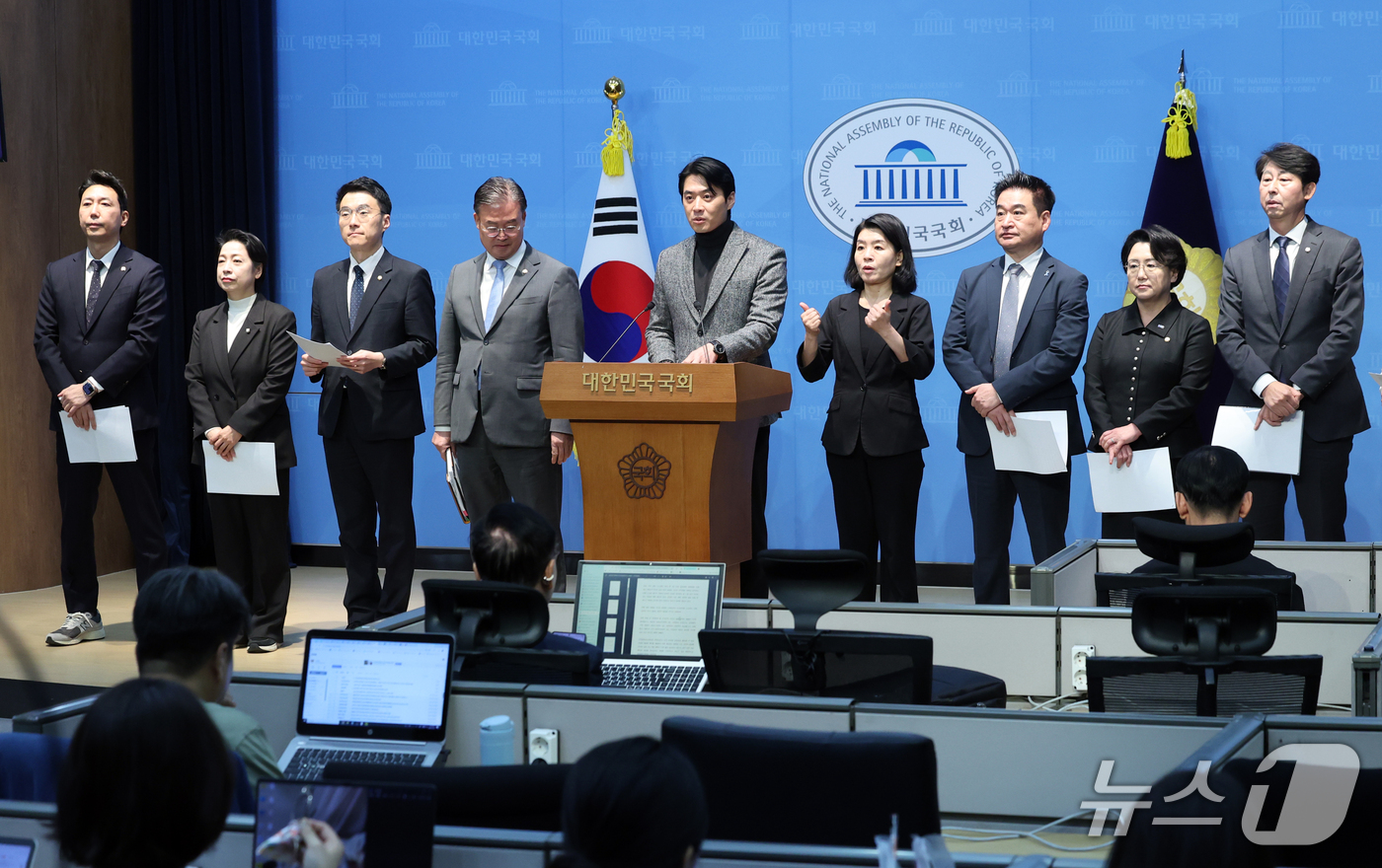 (서울=뉴스1) 황기선 기자 = 국회 과학기술정보방송통신위원회 소속 범여권 의원들이 22일 오전 서울 여의도 국회 소통관에서 헌법재판소의 이진숙 국민의힘 의원 ‘자기 사건 감사’ …