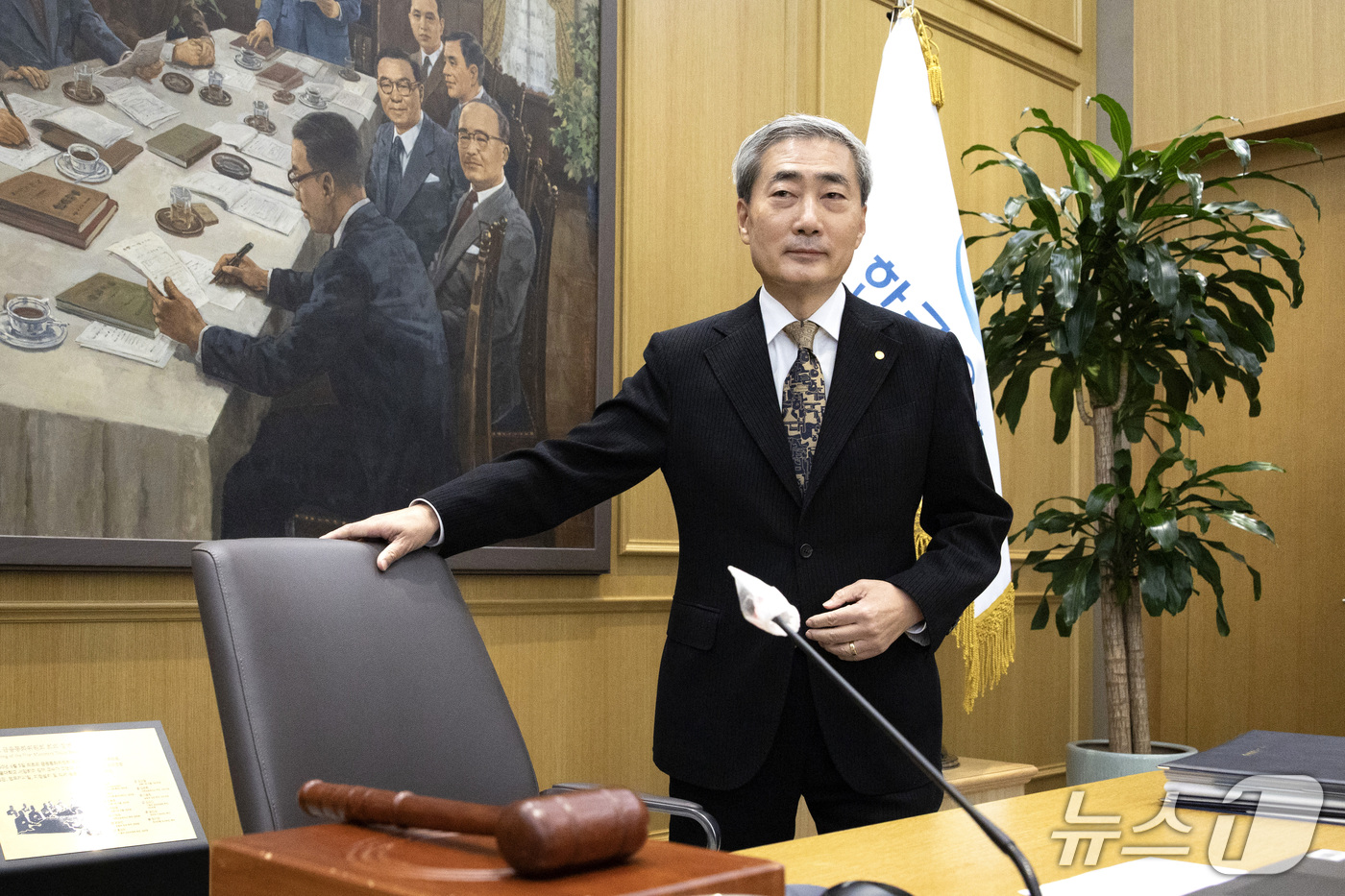 (서울=뉴스1) 사진공동취재단 = 신현송 한국은행 총재가 22일 오전 서울 중구 한국은행에서 열린 금융통화위원회 본회의에 참석하고 있다. 2026.10.22/뉴스1