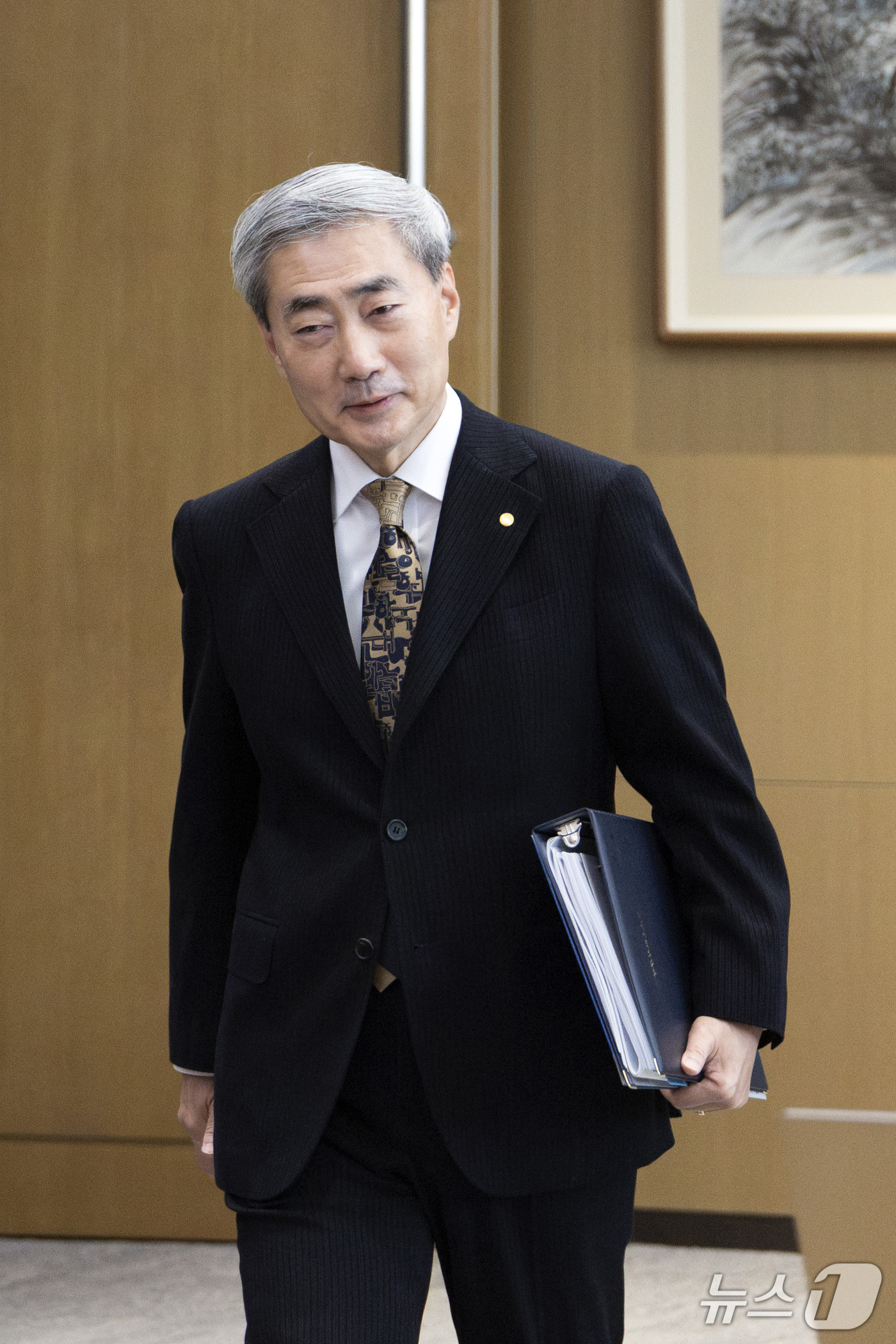 (서울=뉴스1) 사진공동취재단 = 신현송 한국은행 총재가 22일 오전 서울 중구 한국은행에서 열린 금융통화위원회 본회의에 참석하고 있다.  2026.10.22/뉴스1