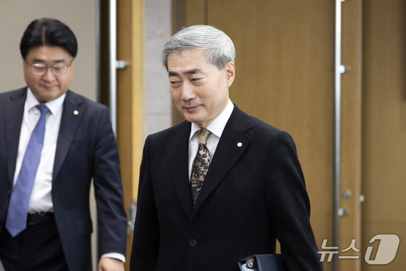 (서울=뉴스1) 사진공동취재단 = 신현송 한국은행 총재가 22일 오전 서울 중구 한국은행에서 열린 금융통화위원회 본회의에 참석하고 있다.  2026.10.22/뉴스1
