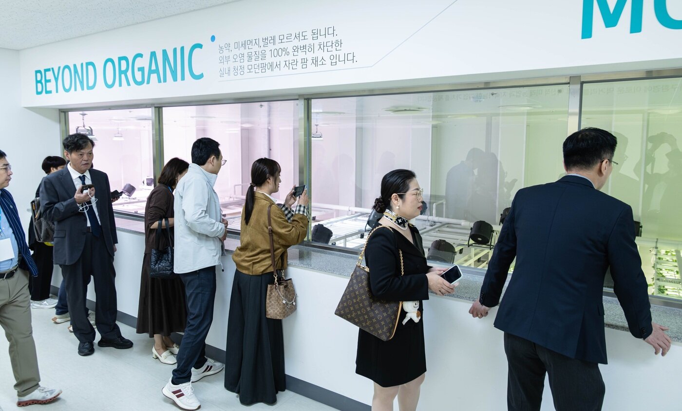 본문 이미지 - 애터미 오롯 스마트팜을 둘러보고 있는 외신기자들(애터미 제공)