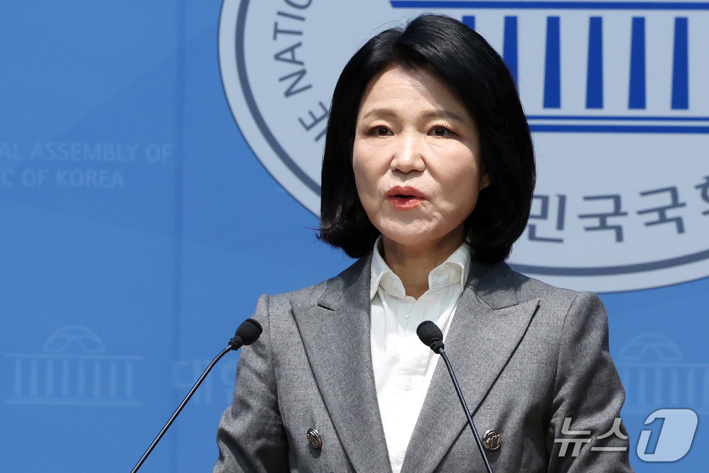 (서울=뉴스1) 황기선 기자 = 이진숙 국민의힘 의원이 22일 오전 서울 여의도 국회 소통관에서 헌법재판소가 국회 과학기술정보방송통신위원회 국정감사에서 배제된 자신의 효력정지 가처 …