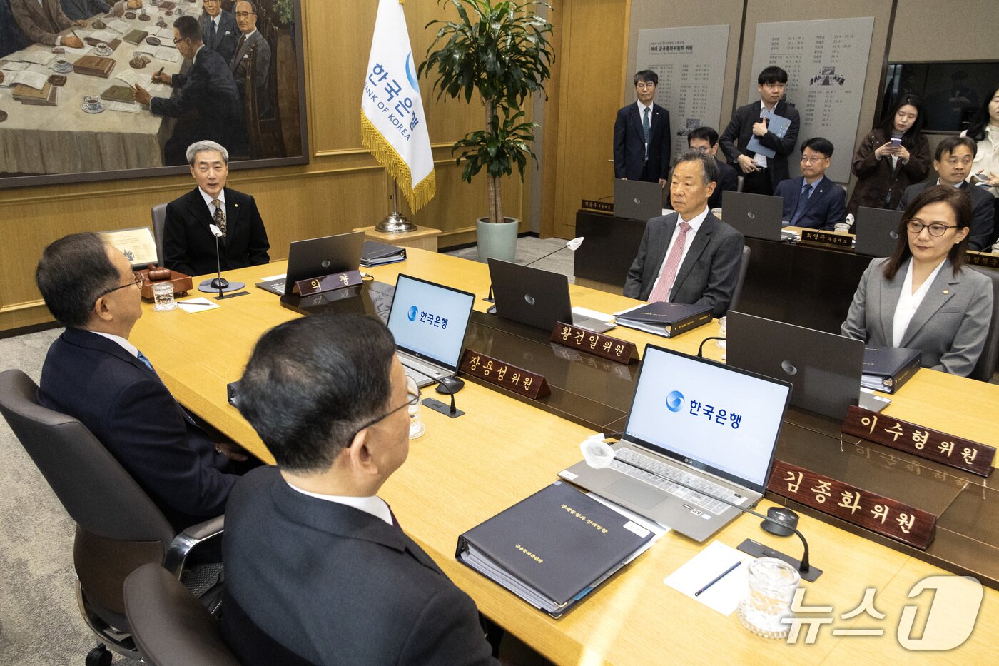본문 이미지 - 신현송 한국은행 총재가 22일 서울 중구 한국은행에서 열린 금융통화위원회 통화정책방향 결정회의에서 의사봉을 두드리고 있다. 이날 금통위는 기준금리를 현행 연 3.00%로 동결했다. 2026.10.22 ⓒ 뉴스1 사진공동취재단