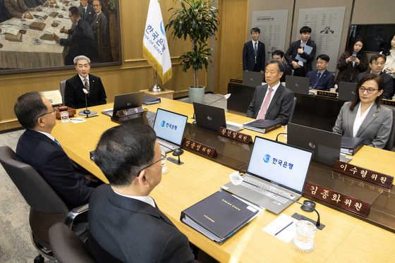 금리 인상 멈춰도 대출 부담은 '현재진행형'…대출 규제까지 '이중고'