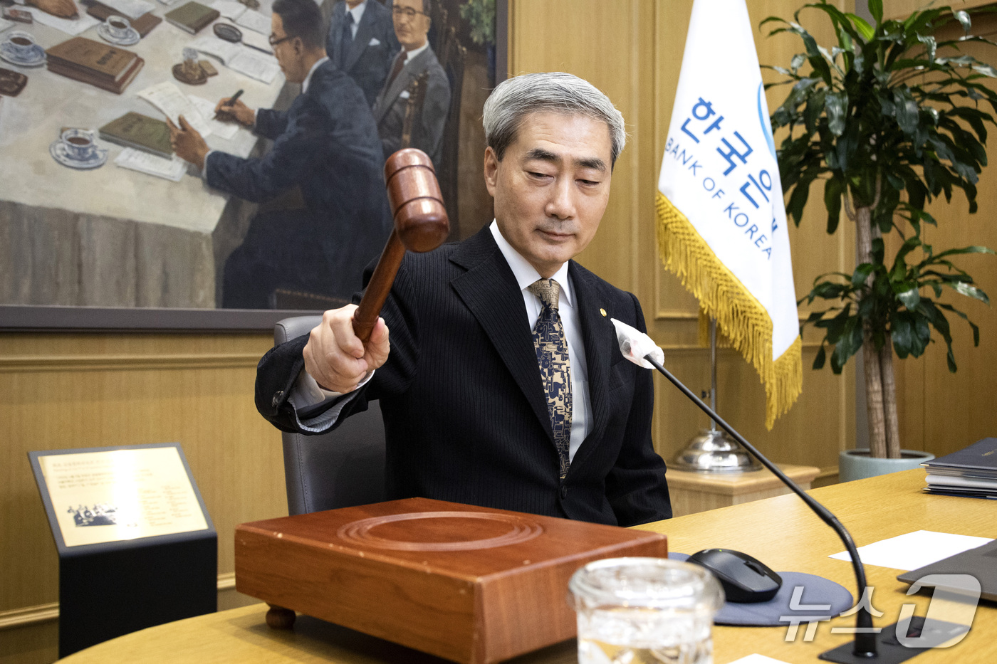 (서울=뉴스1) 사진공동취재단 = 신현송 한국은행 총재가 22일 서울 중구 한국은행에서 열린 금융통화위원회 통화정책방향 결정회의에서 의사봉을 두드리고 있다.이날 금통위는 기준금리를 …