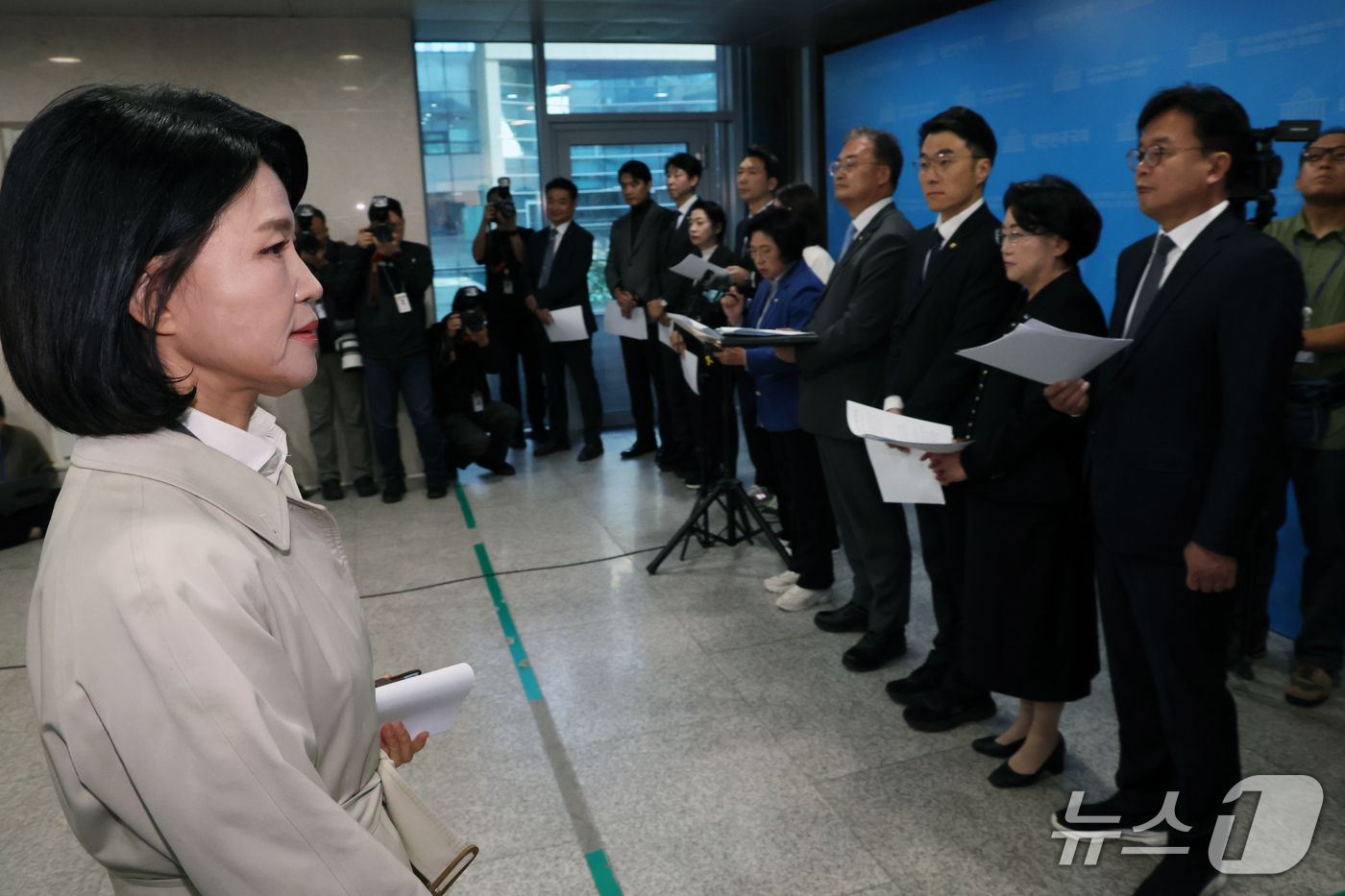 (서울=뉴스1) 황기선 기자 = 이진숙 국민의힘 의원이 22일 오전 서울 여의도 국회 소통관에서 백브리핑 중인 과학기술정보방송통신위원회 소속 범여권 의원들 옆을 지나가고 있다. …