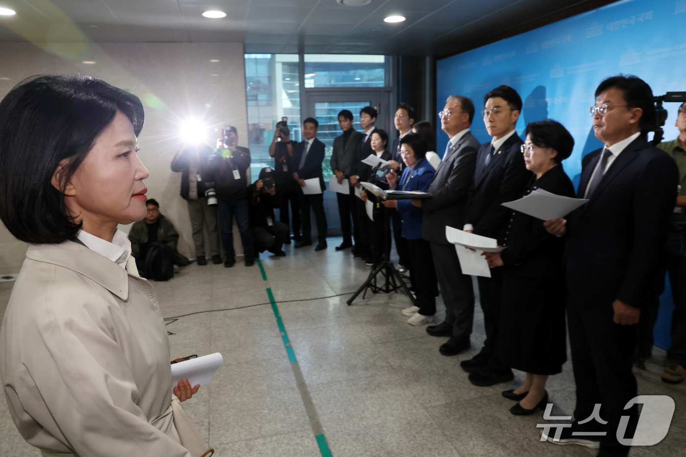 (서울=뉴스1) 황기선 기자 = 이진숙 국민의힘 의원이 22일 오전 서울 여의도 국회 소통관에서 백브리핑 중인 과학기술정보방송통신위원회 소속 범여권 의원들 옆을 지나가고 있다. …