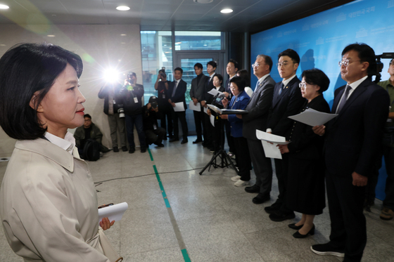 과방위 범여권 의원 옆 지나가는 이진숙 의원