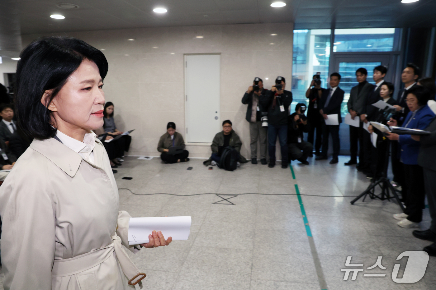 (서울=뉴스1) 황기선 기자 = 이진숙 국민의힘 의원이 22일 오전 서울 여의도 국회 소통관에서 백브리핑 중인 과학기술정보방송통신위원회 소속 범여권 의원들 옆을 지나가고 있다. …