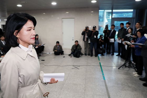과방위 범여권 의원 옆 지나가는 이진숙 의원