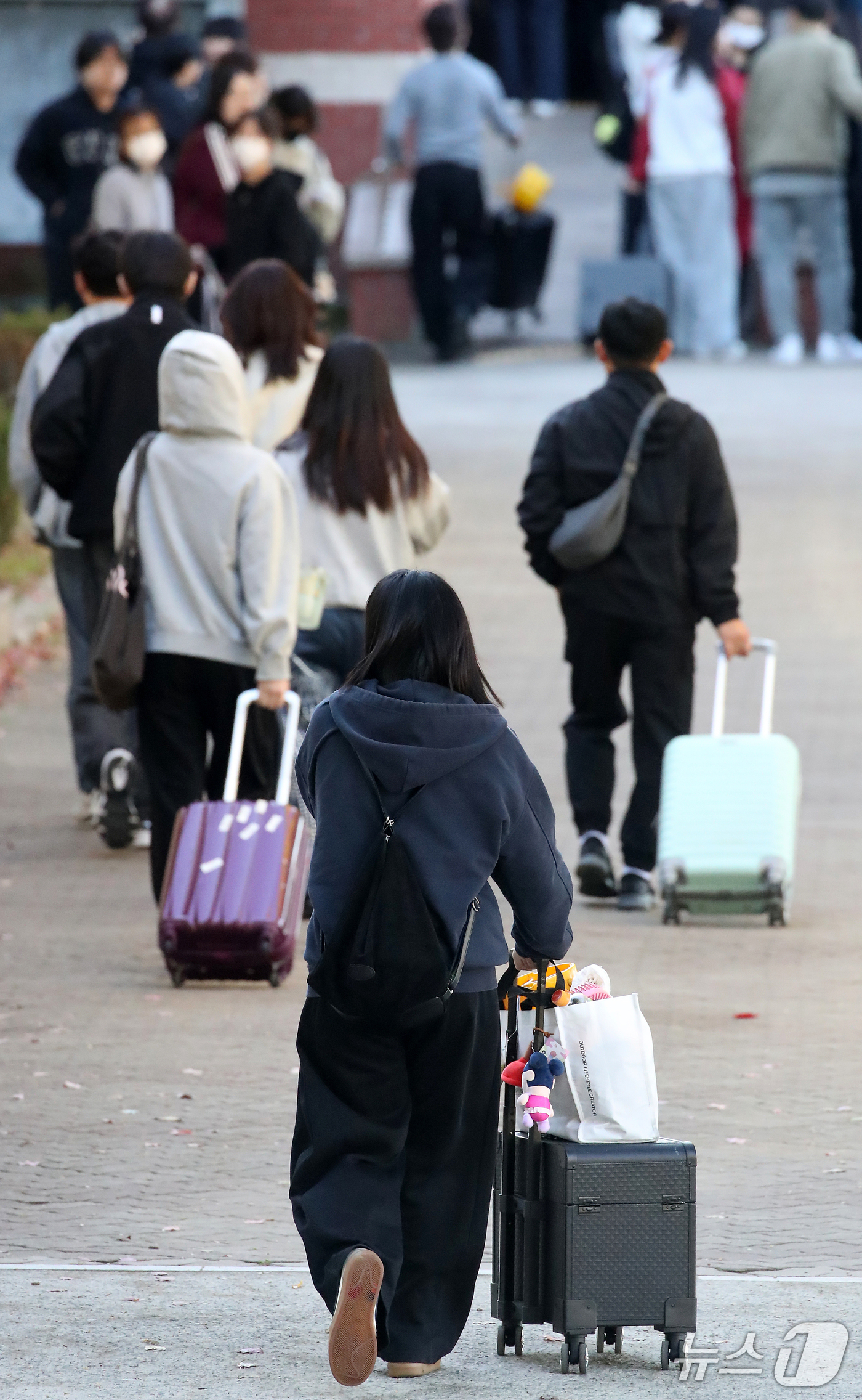 (경산=뉴스1) 공정식 기자 = 아침 기온이 큰 폭으로 떨어져 초겨울 날씨를 보인 22일 오전 2027학년도 수시모집 예술대학 실기고사가 치러진 경북 경산시 영남대에서 두꺼운 겉옷 …