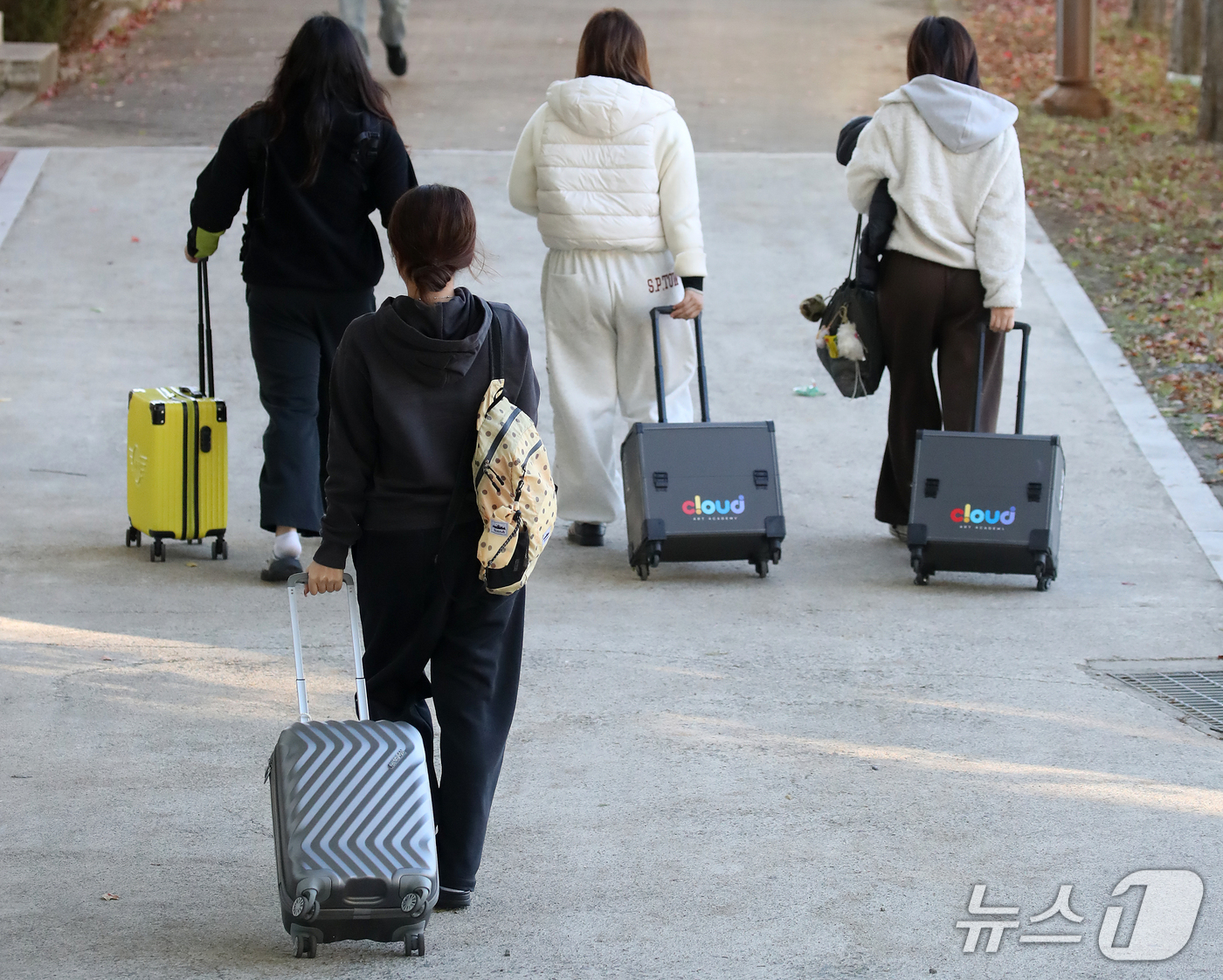 (경산=뉴스1) 공정식 기자 = 아침 기온이 큰 폭으로 떨어져 초겨울 날씨를 보인 22일 오전 2027학년도 수시모집 예술대학 실기고사가 치러진 경북 경산시 영남대에서 두꺼운 겉옷 …
