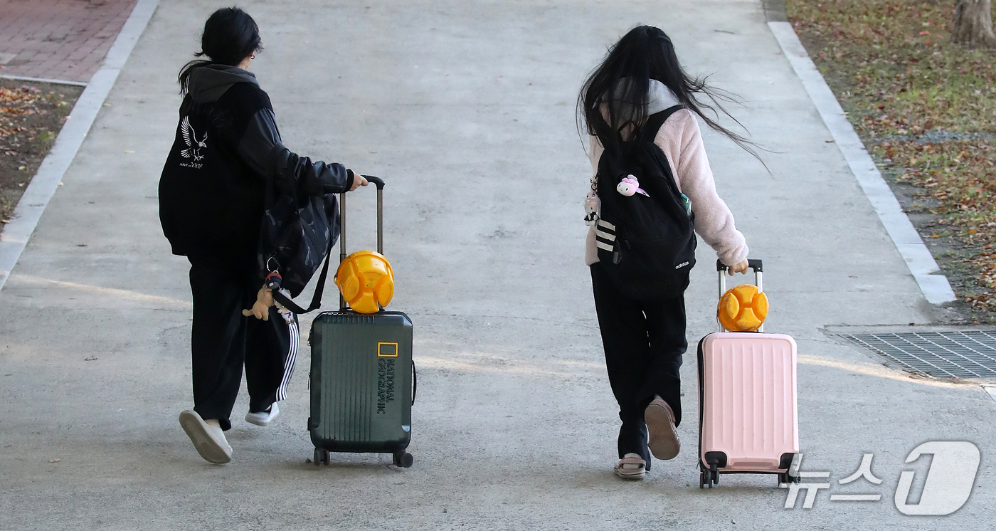 (경산=뉴스1) 공정식 기자 = 아침 기온이 큰 폭으로 떨어져 초겨울 날씨를 보인 22일 오전 2027학년도 수시모집 예술대학 실기고사가 치러진 경북 경산시 영남대에서 입실 완료 …