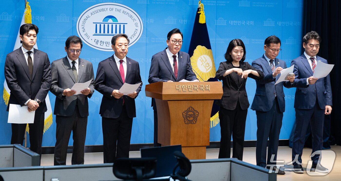 본문 이미지 - 국회 농림축산식품해양수산위원회 국민의힘 김선교 간사를 비롯한 위원들이 22일 서울 여의도 국회 소통관에서 농촌경제 파탄 농지 전수조사 관련 기자회견을 하고 있다. 왼쪽부터 국민의힘 김용태, 이상휘, 강승규, 김선교, 이양수, 이성권 의원. 2026.10.22 ⓒ 뉴스1 유승관 기자