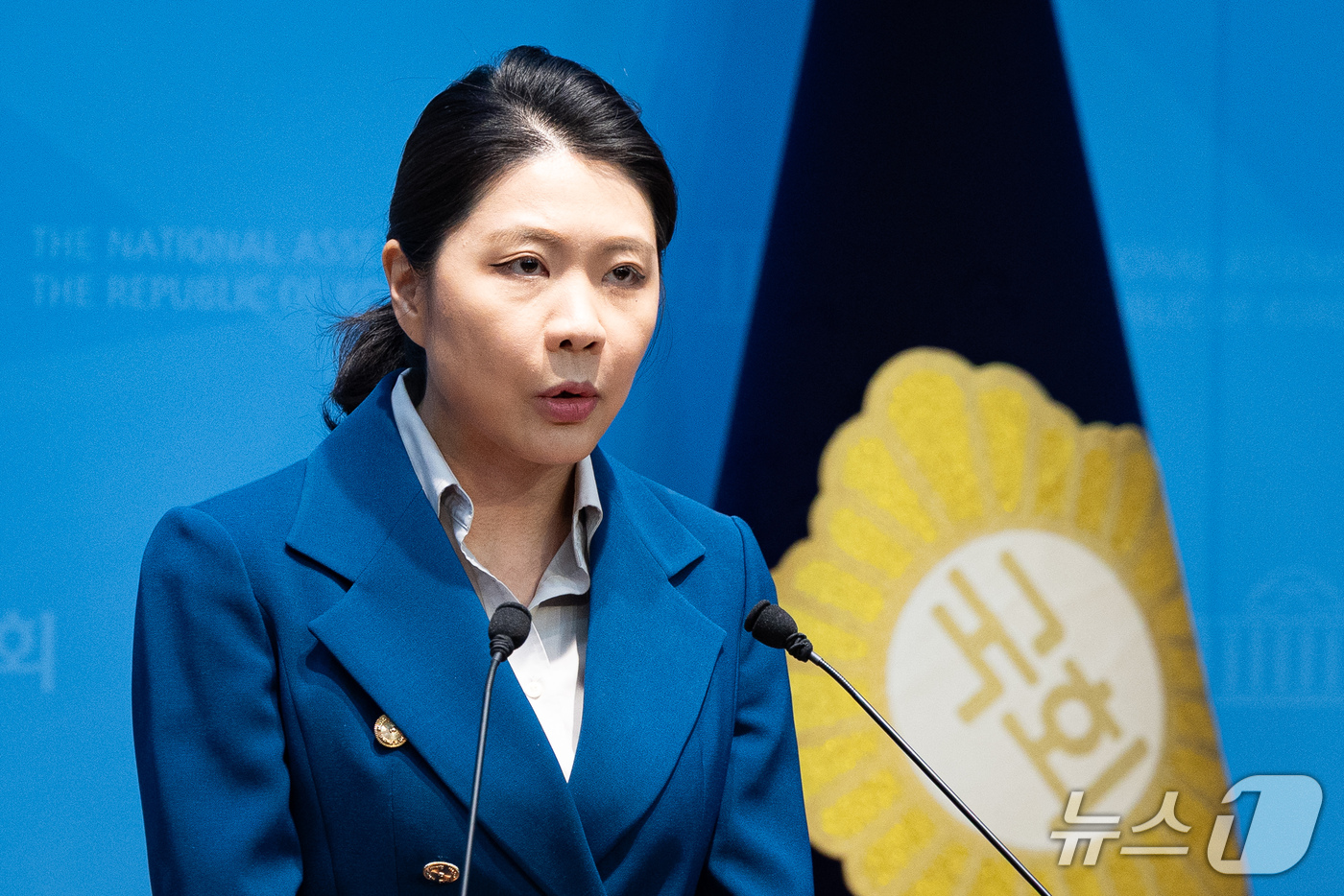 (서울=뉴스1) 유승관 기자 = 신현영 더불어민주당 대변인이 22일 서울 여의도 국회 소통관에서 현안 브리핑을 하고 있다. 2026.10.22/뉴스1