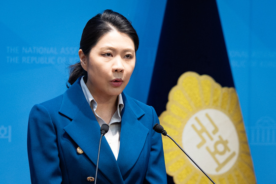 순직 소방관 추모 및 소방공무원 처우 관련 브리핑하는 신현영 민주당 대변인