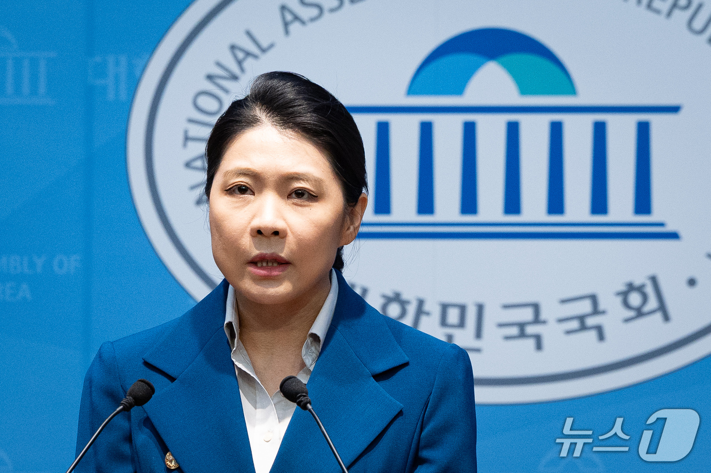 (서울=뉴스1) 유승관 기자 = 신현영 더불어민주당 대변인이 22일 서울 여의도 국회 소통관에서 현안 브리핑을 하고 있다. 2026.10.22/뉴스1