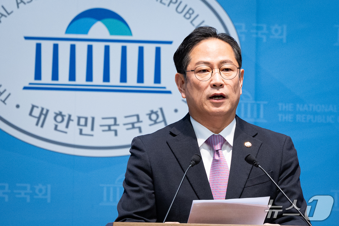 (서울=뉴스1) 유승관 기자 = 박수영 국민의힘 의원이 22일 서울 여의도 국회 소통관에서 미래대응기금 졸속·독단 추진 관련 재정경제부 내부 공문 및 자료 공개 기자회견을 하고 있 …