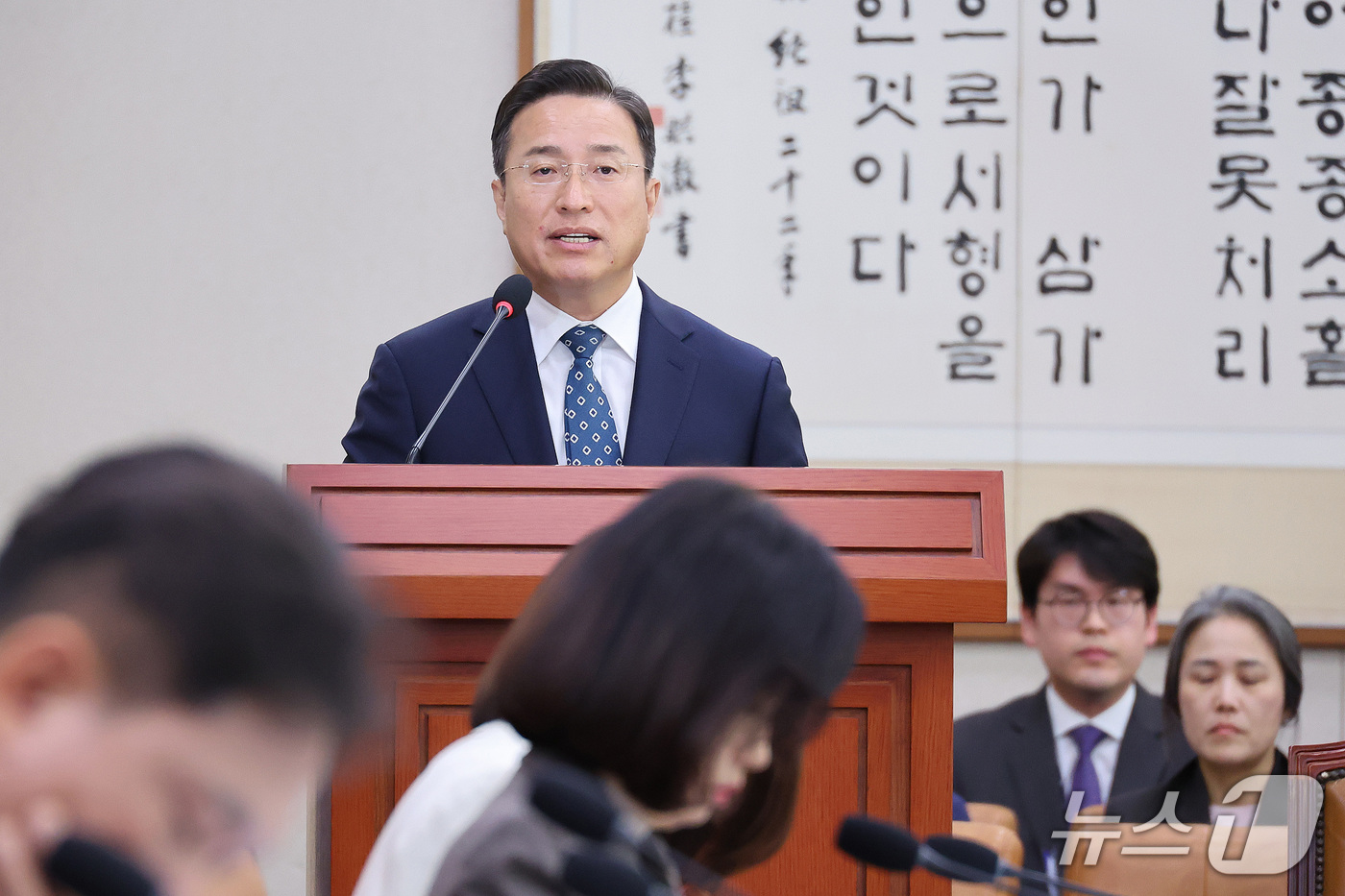 (서울=뉴스1) 신웅수 기자 = 이정현 검찰총장 직무대행이 22일 서울 여의도 국회에서 열린 법제사법위원회의 공소청에 대한 국정감사에서 업무보고를 하고 있다. 2026.10.22/ …