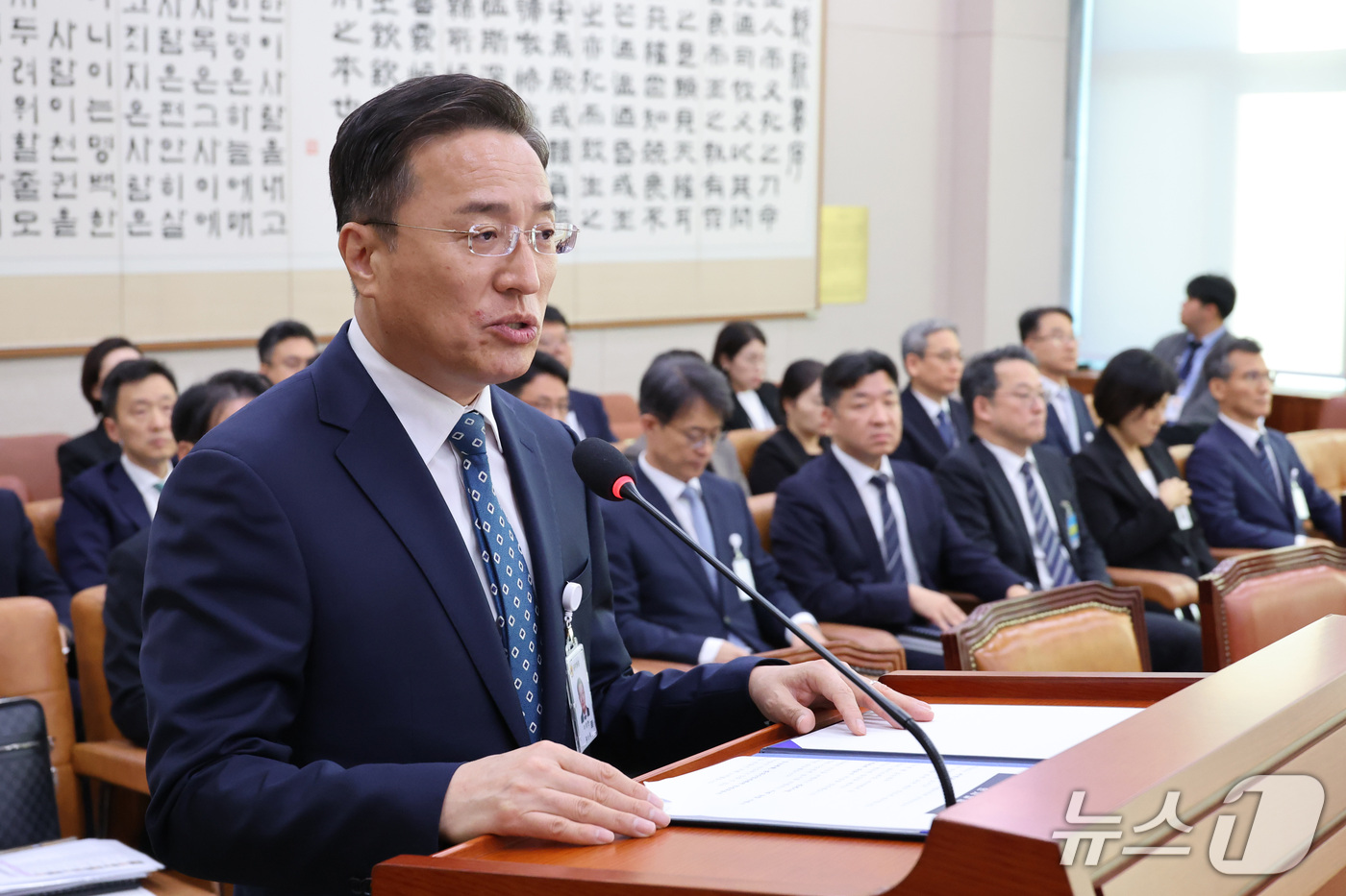 (서울=뉴스1) 신웅수 기자 = 이정현 검찰총장 직무대행이 22일 서울 여의도 국회에서 열린 법제사법위원회의 공소청에 대한 국정감사에서 업무보고를 하고 있다. 2026.10.22/ …