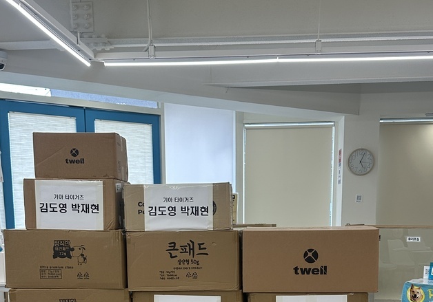 '수달 형제' KIA 김도영·박재현, 유기견 입양센터에 따뜻한 나눔