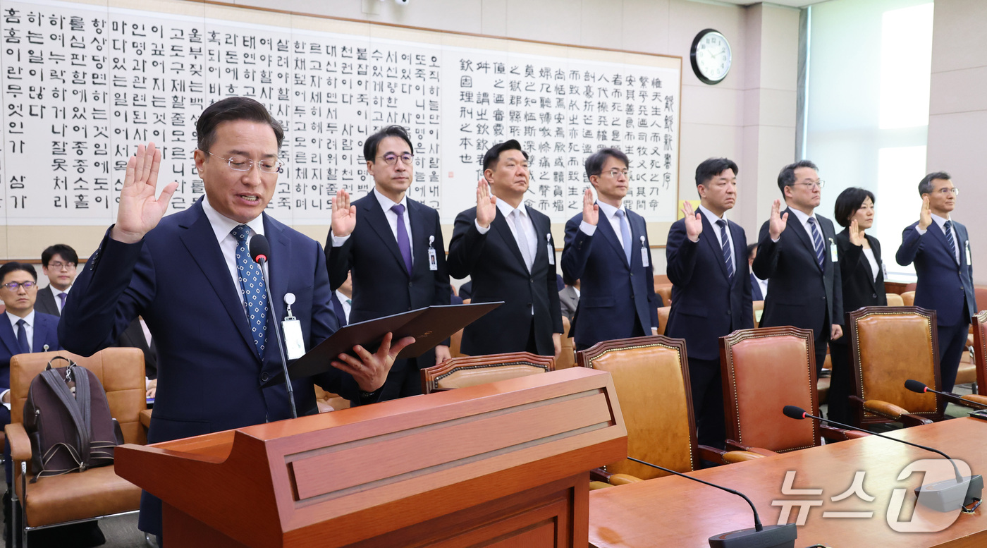(서울=뉴스1) 신웅수 기자 = 이정현 공소청장 직무대행이 22일 서울 여의도 국회에서 열린 법제사법위원회의 공소청에 대한 국정감사에서 증인 선서를 하고 있다. 2026.10.22 …
