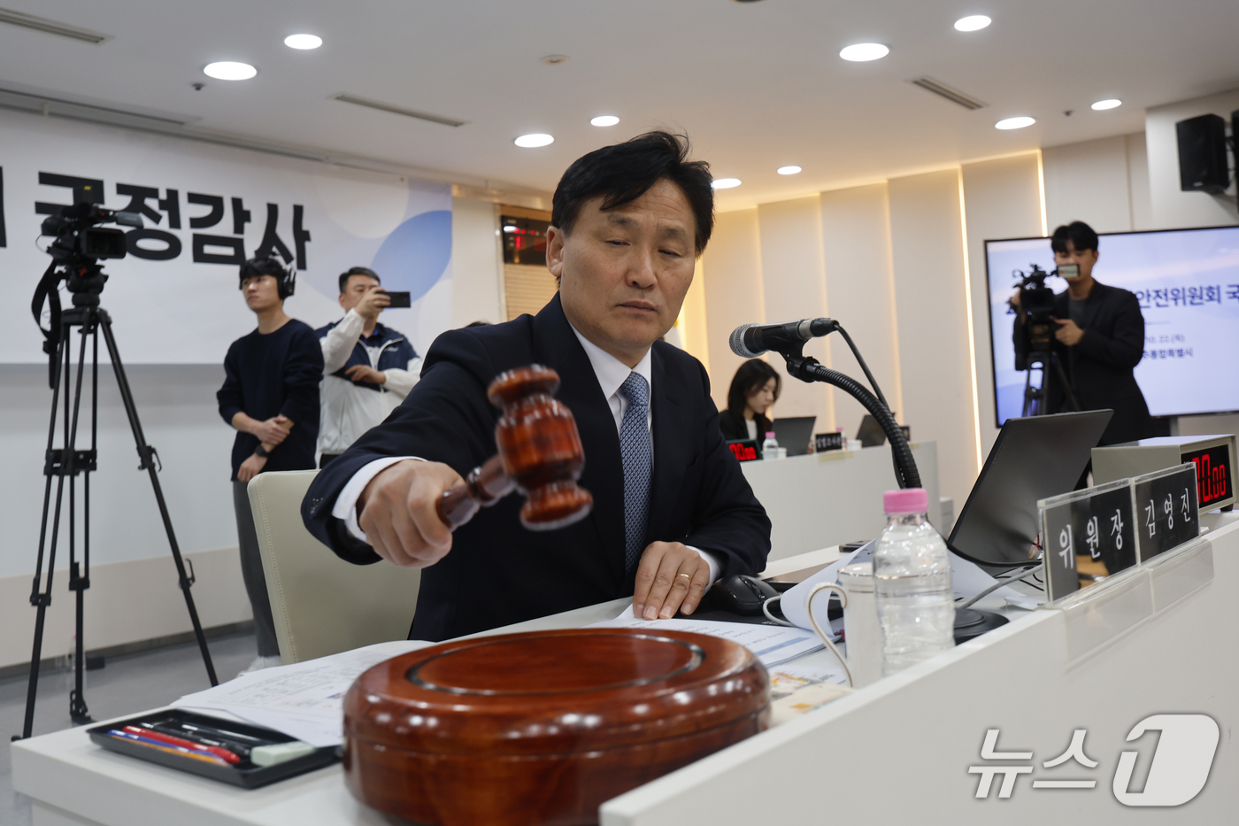(광주=뉴스1) 김태성 기자 = 김영진 위원장이 김성원 위원장이 22일  전남광주통합특별시 광주청사 중회의실에서 열린 국회 행정안전위원회 국정 감사에서 국정감사 개시를 선언하고 있 …