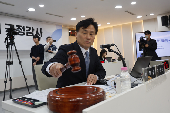 [국감] 국감 개시 선언하는 김영진 위원장