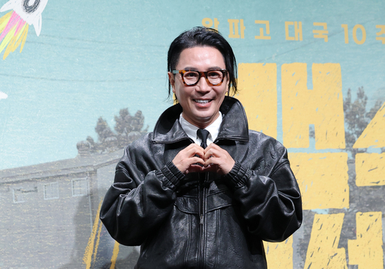 포즈 취하는 정재형