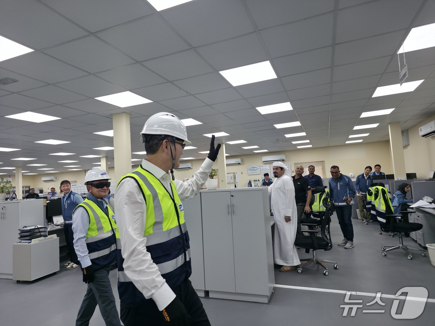 (서울=뉴스1) = 이재용 삼성전자 회장이 21일(현지시간) 아랍에미리트(UAE)에 위치한 알 다프라(Al Dhafra) 가스화력발전소 건설 현장을 찾아 현지 사무실에서 근무 중인 …