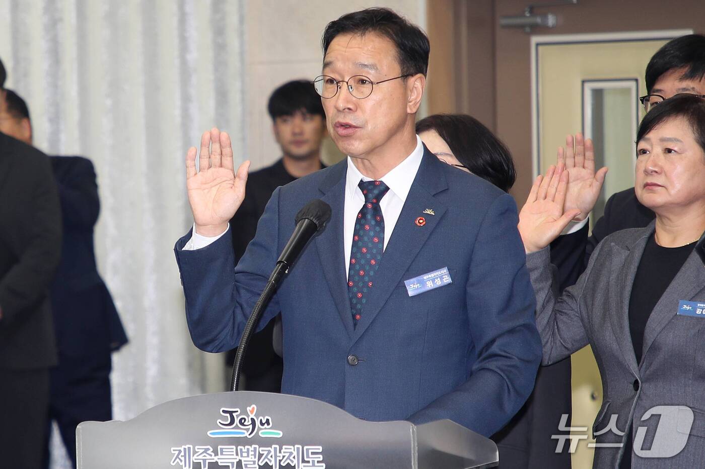 (제주=뉴스1) 오미란 기자 = 위성곤 제주특별자치도지사가 22일 오전 제주도청 탐라홀에서 열린 국회 행정안전위원회의 제주도 국정감사에서 선서하고 있다. 2026.10.22/뉴스1 …