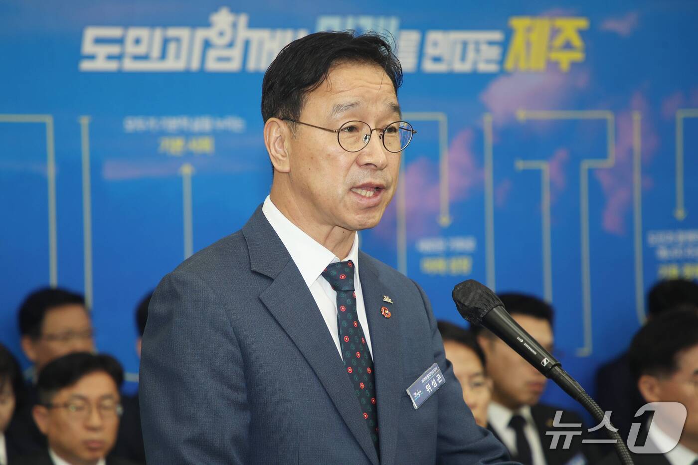 (제주=뉴스1) 오미란 기자 = 위성곤 제주특별자치도지사가 22일 오전 제주도청 탐라홀에서 열린 국회 행정안전위원회의 제주도 국정감사에서 발언하고 있다. 2026.10.22/뉴스1 …