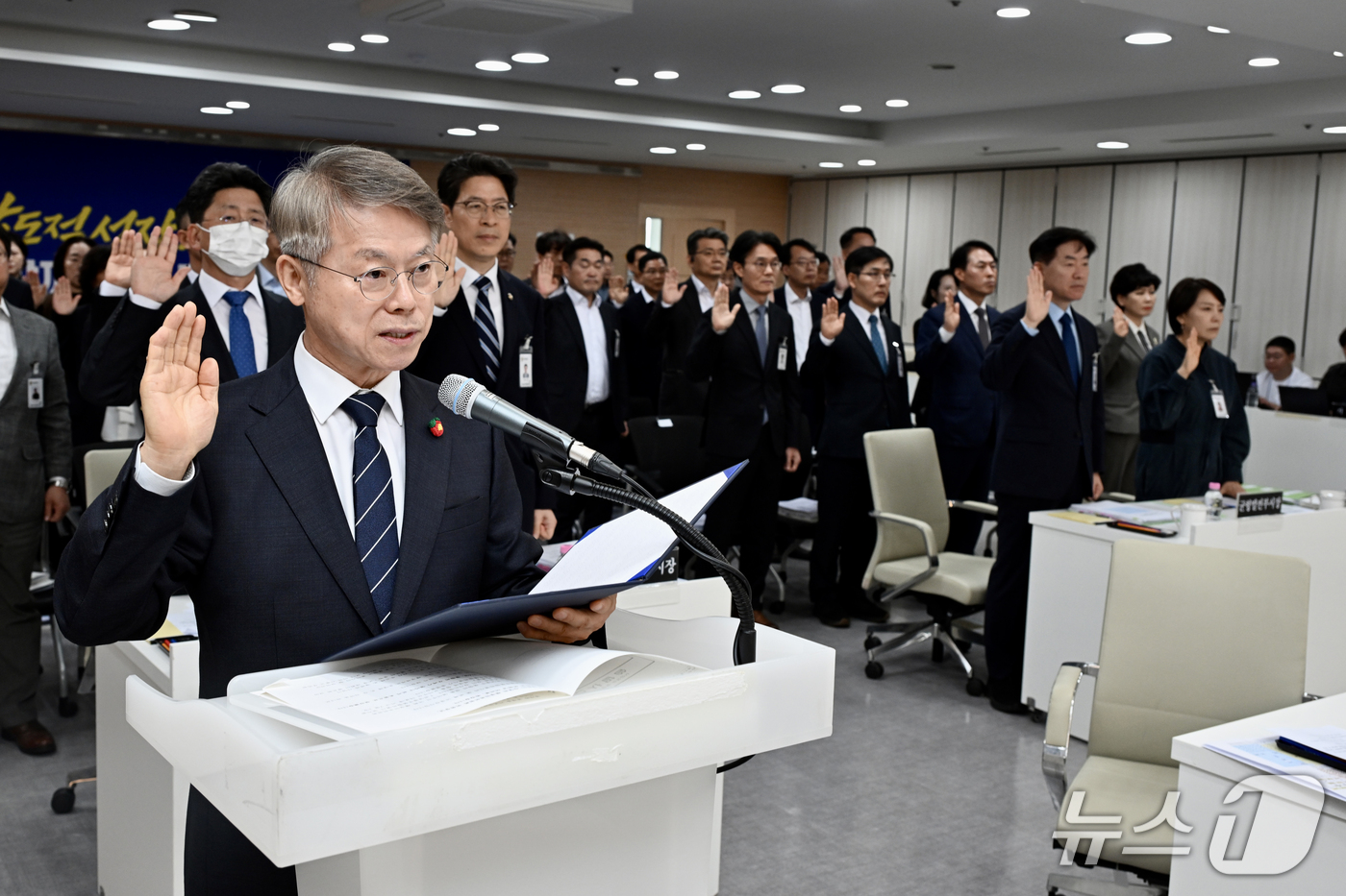(광주=뉴스1) 김태성 기자 = 민형배 전남광주통합특별시장 22일 전남광주통합특별시 광주청사 중회의실에서 열린 국회 행정안전위원회 국정 감사에서 증인선서를 하고 있다. 2026.1 …