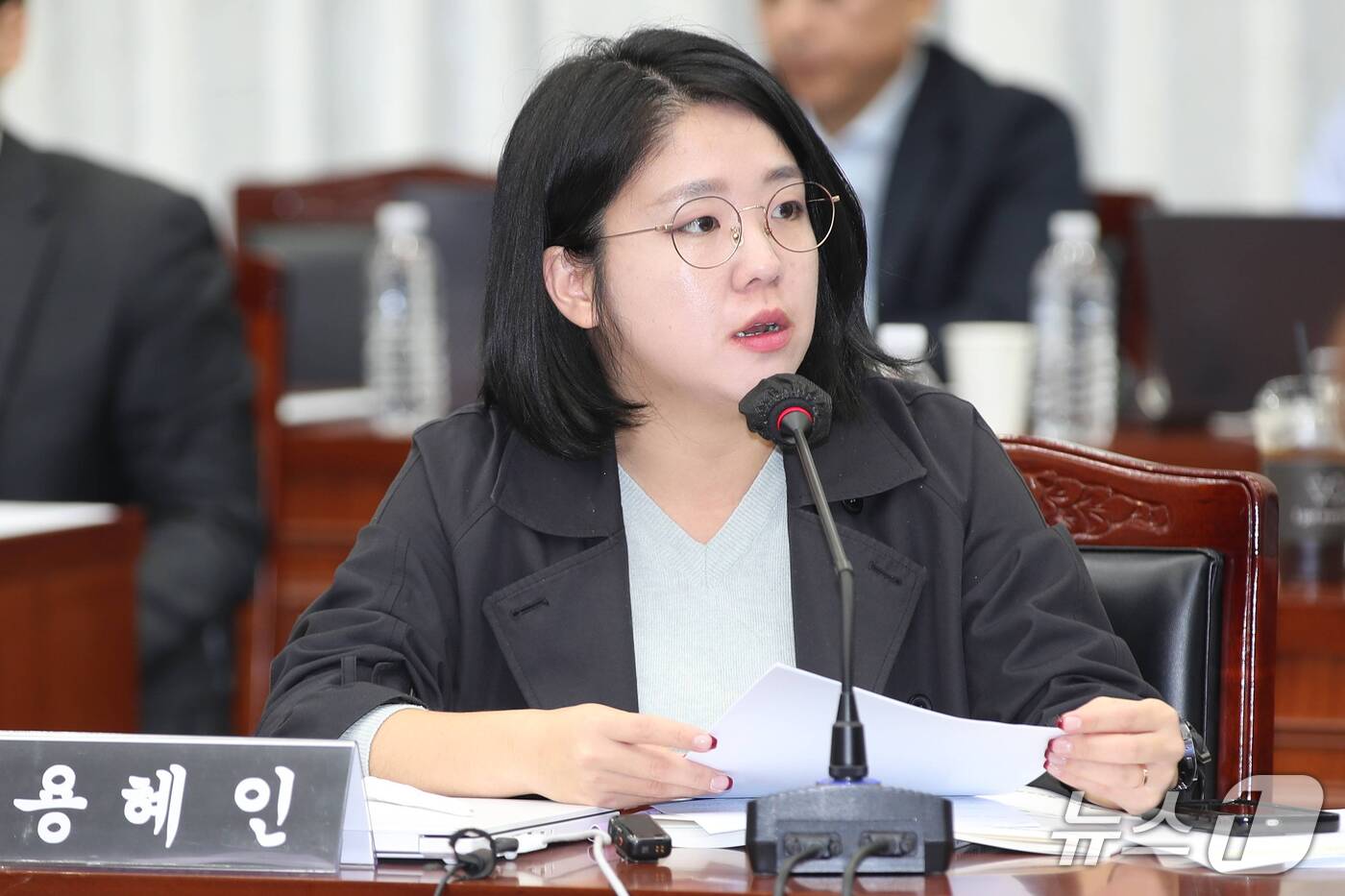 (제주=뉴스1) 오미란 기자 = 용혜인 기본소득당 의원이 22일 오전 제주도청 탐라홀에서 열린 국회 행정안전위원회의 제주도 국정감사에서 질의하고 있다. 2026.10.22/뉴스1