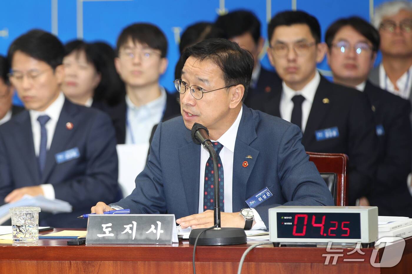 (제주=뉴스1) 오미란 기자 = 위성곤 제주특별자치도지사가 22일 오전 제주도청 탐라홀에서 열린 국회 행정안전위원회의 제주도 국정감사에서 답변하고 있다. 2026.10.22/뉴스1 …