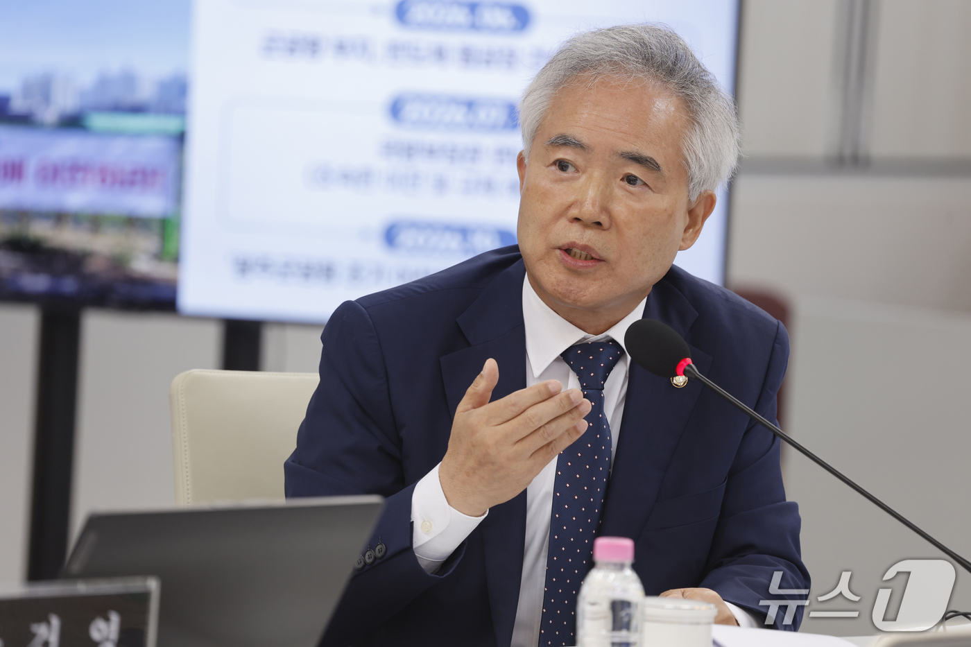 (광주=뉴스1) 김태성 기자 = 양부남 더불어민주당 의원(전남광주 서구을)이 22일 전남광주통합특별시 광주청사 중회의실에서 열린 국회 행정안전위원회 국정 감사에서 질의하고 있다. …