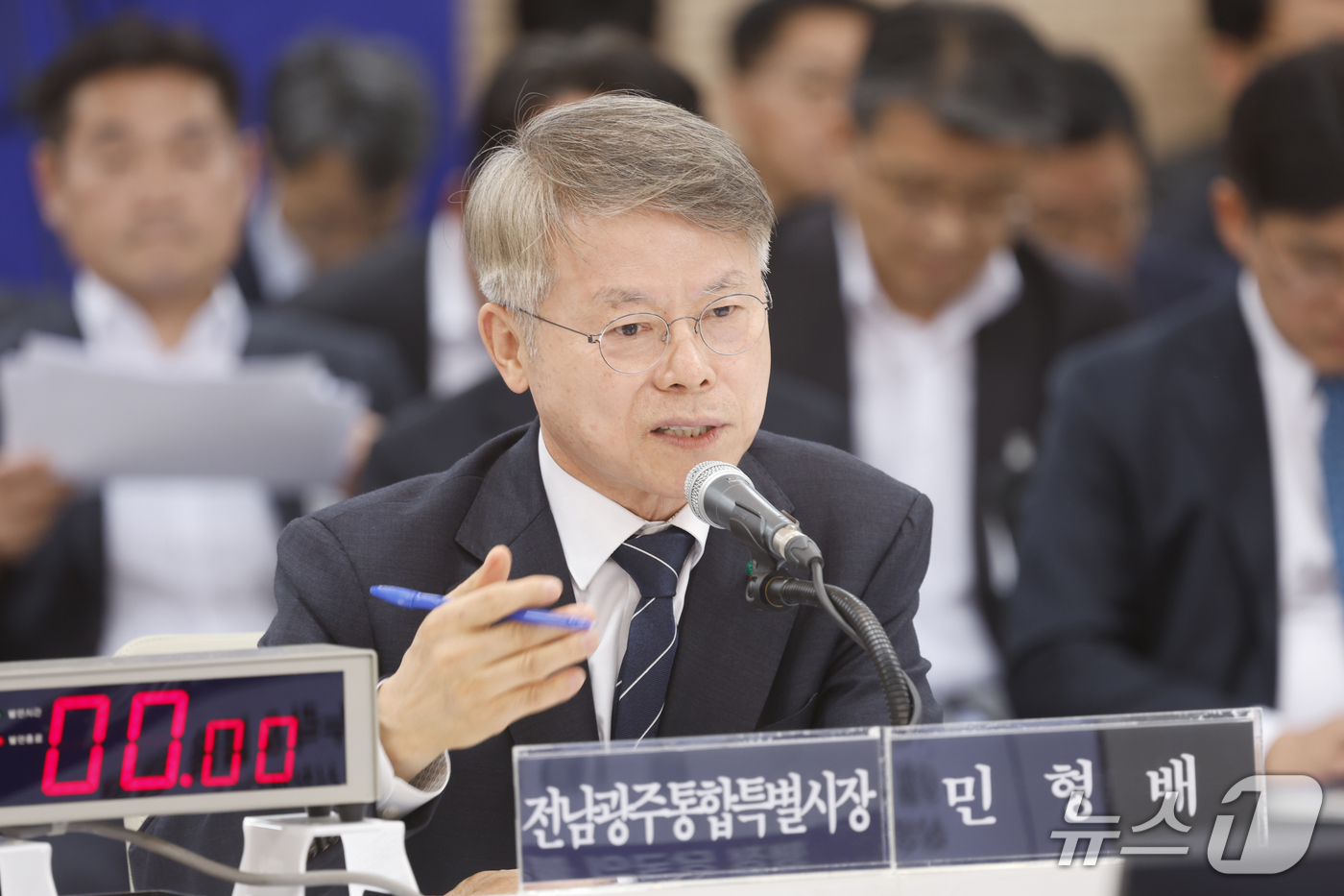 (광주=뉴스1) 김태성 기자 = 민형배 전남광주통합특별시장 22일 전남광주통합특별시 광주청사 중회의실에서 열린 국회 행정안전위원회 국정 감사에서 답변하고 있다. 2026.10.22 …