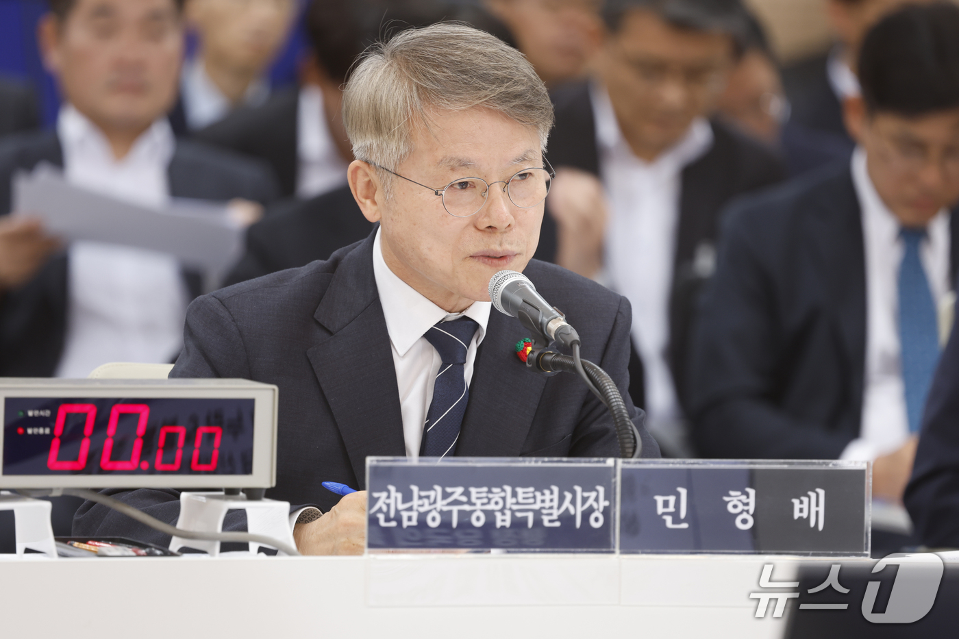 (광주=뉴스1) 김태성 기자 = 민형배 전남광주통합특별시장 22일 전남광주통합특별시 광주청사 중회의실에서 열린 국회 행정안전위원회 국정 감사에서 답변하고 있다. 2026.10.22 …